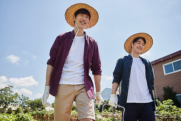 포토 JPG 주간 남자 밭 농업 사진 서기 미소 들기 상반신 20대 성인 야외 두명 앞모습 친구 농사 한국인 농촌 시골 농부 귀농 호미 성인남자만 청년농부 국내포토 양주시 자연요소 직업 산업 뷰포인트 관계 모션 표정 사람 동양인 청년 농기구 경기도 남자만 성인만 파일형식