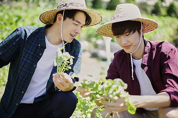 포토 JPG 주간 남자 밭 농업 사진 미소 들기 앉기 상반신 20대 성인 야외 두명 앞모습 아웃포커스 친구 농사 한국인 농촌 시골 농부 귀농 무청 밭일 성인남자만 청년농부 국내포토 양주시 자연요소 직업 산업 뷰포인트 관계 모션 촬영기법 표정 사람 동양인 청년 경기도 남자만 성인만 파일형식