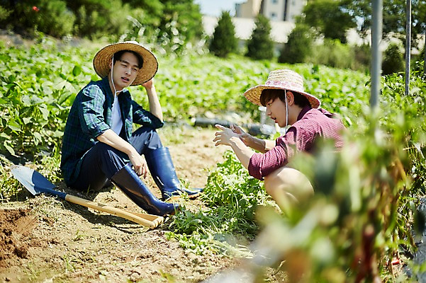 포토 JPG 주간 전신 남자 밭 농업 사진 앉기 상반신 20대 성인 야외 두명 옆모습 아웃포커스 친구 농사 한국인 농촌 시골 농부 귀농 성인남자만 청년농부 국내포토 양주시 자연요소 직업 산업 뷰포인트 관계 모션 촬영기법 사람 동양인 청년 경기도 남자만 성인만 파일형식