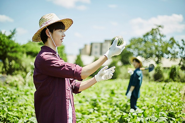 포토 JPG 주간 남자 밭 농업 사진 여름음식 수박 서기 미소 들기 상반신 20대 성인 야외 두명 옆모습 아웃포커스 친구 농사 한국인 농촌 시골 농부 삽 귀농 성인남자만 청년농부 제철음식 제철과일 국내포토 양주시 자연요소 직업 산업 음식 뷰포인트 과일 관계 모션 촬영기법 표정 사람 동양인 청년 경기도 제철 남자만 성인만 파일형식 여름_계절