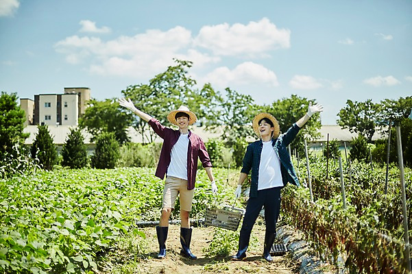 포토 JPG 주간 전신 남자 밭 농업 사진 팔벌리기 서기 미소 들기 20대 성인 야외 두명 앞모습 아웃포커스 친구 바구니 농사 한국인 농촌 시골 농부 귀농 손뻗기 성인남자만 청년농부 국내포토 양주시 자연요소 직업 산업 뷰포인트 관계 모션 촬영기법 표정 사람 동양인 청년 경기도 남자만 성인만 파일형식