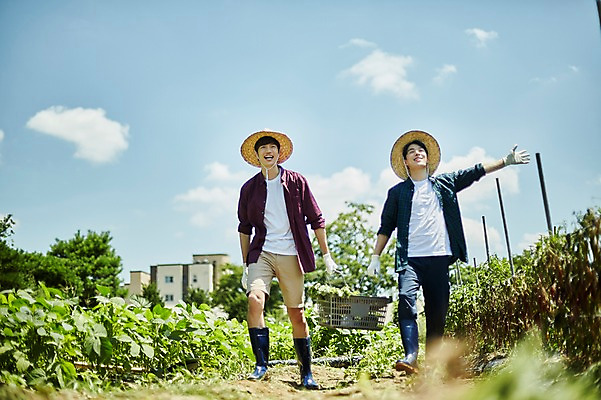 포토 JPG 주간 전신 남자 밭 농업 사진 서기 미소 들기 20대 성인 야외 두명 앞모습 아웃포커스 친구 바구니 농사 한국인 농촌 시골 농부 귀농 성인남자만 청년농부 국내포토 양주시 자연요소 직업 산업 뷰포인트 관계 모션 촬영기법 표정 사람 동양인 청년 경기도 남자만 성인만 파일형식