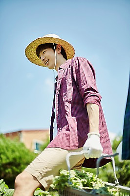 포토 JPG 주간 남자 로우앵글 밭 농업 사진 한명 서기 들기 상반신 20대 성인 야외 옆모습 아웃포커스 바구니 농사 한국인 농촌 시골 농부 귀농 남자한명만 성인남자한명만 청년농부 국내포토 양주시 자연요소 직업 1 산업 뷰포인트 모션 촬영기법 사람 동양인 청년 경기도 남자만 성인남자만 파일형식
