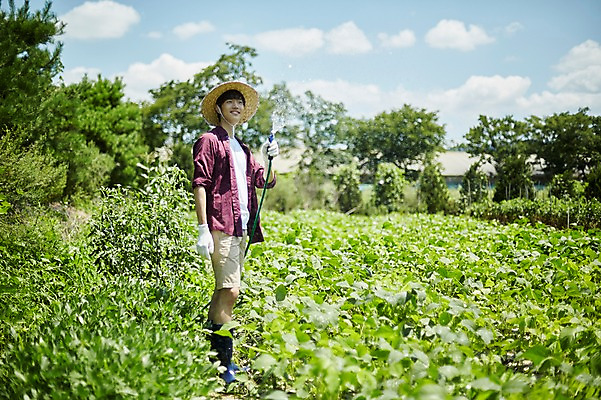 포토 JPG 주간 전신 남자 밭 농업 사진 한명 서기 미소 들기 20대 성인 야외 옆모습 아웃포커스 농사 한국인 농촌 시골 농부 물주기 귀농 호스 남자한명만 성인남자한명만 청년농부 국내포토 양주시 자연요소 직업 1 산업 뷰포인트 모션 촬영기법 표정 사람 동양인 청년 경기도 남자만 성인남자만 파일형식