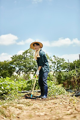 포토 JPG 주간 전신 남자 밭 농업 사진 관리 한명 서기 미소 20대 성인 야외 옆모습 아웃포커스 농사 한국인 농촌 시골 농부 귀농 무청 밭일 쇠스랑 남자한명만 성인남자한명만 청년농부 국내포토 양주시 자연요소 직업 1 산업 뷰포인트 모션 촬영기법 표정 사람 동양인 청년 경기도 남자만 성인남자만 파일형식
