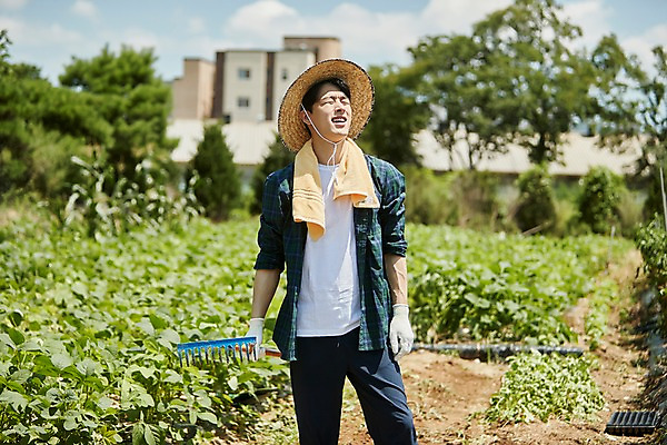 포토 JPG 주간 남자 밭 농업 사진 관리 한명 서기 상반신 20대 성인 야외 앞모습 아웃포커스 농사 눈감음 한국인 농촌 시골 농부 귀농 무청 밭일 쇠스랑 남자한명만 성인남자한명만 청년농부 국내포토 양주시 자연요소 직업 1 산업 뷰포인트 모션 촬영기법 사람 동양인 청년 경기도 남자만 성인남자만 파일형식