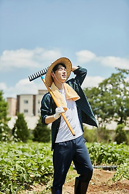 포토 JPG 주간 남자 밭 농업 사진 관리 한명 서기 들기 상반신 20대 성인 야외 앞모습 아웃포커스 농사 한국인 농촌 시골 농부 귀농 무청 밭일 쇠스랑 남자한명만 성인남자한명만 청년농부 국내포토 양주시 자연요소 직업 1 산업 뷰포인트 모션 촬영기법 사람 동양인 청년 경기도 남자만 성인남자만 파일형식