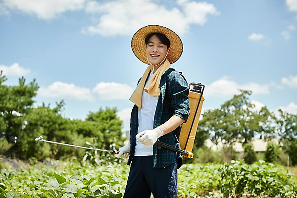 포토 JPG 주간 남자 밭 농업 사진 관리 한명 서기 미소 들기 상반신 20대 성인 야외 옆모습 아웃포커스 농사 한국인 농촌 시골 농부 귀농 농약 농약살포기 농약치기 무청 밭일 남자한명만 성인남자한명만 청년농부 국내포토 양주시 자연요소 직업 1 산업 뷰포인트 모션 촬영기법 표정 사람 동양인 청년 분무기 경기도 남자만 성인남자만 파일형식