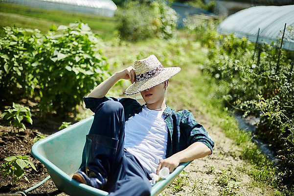 포토 JPG 주간 전신 모자 남자 밭 농업 사진 한명 앉기 20대 성인 야외 앞모습 아웃포커스 농사 수레 한국인 농촌 시골 농부 귀농 짐수레 남자한명만 성인남자한명만 청년농부 국내포토 양주시 자연요소 직업 1 잡화 산업 뷰포인트 모션 촬영기법 사람 동양인 청년 카트 경기도 남자만 성인남자만 파일형식