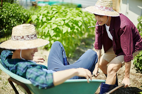 포토 JPG 주간 남자 밭 농업 장난 사진 서기 미소 앉기 상반신 20대 성인 야외 두명 옆모습 아웃포커스 친구 농사 수레 한국인 농촌 시골 농부 귀농 짐수레 성인남자만 청년농부 국내포토 양주시 자연요소 직업 산업 뷰포인트 관계 모션 촬영기법 표정 사람 동양인 청년 카트 경기도 남자만 성인만 파일형식