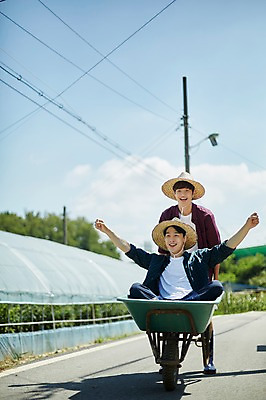 포토 JPG 주간 전신 남자 장난 사진 팔벌리기 서기 미소 앉기 20대 성인 야외 두명 앞모습 아웃포커스 친구 수레 한국인 농촌 시골 농부 즐거움 귀농 손뻗기 짐수레 성인남자만 청년농부 국내포토 양주시 자연요소 직업 감정 뷰포인트 농업 관계 모션 촬영기법 표정 사람 동양인 청년 카트 경기도 남자만 성인만 파일형식