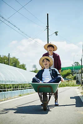 포토 JPG 주간 전신 남자 장난 사진 서기 미소 앉기 20대 성인 야외 두명 앞모습 아웃포커스 친구 수레 한국인 농촌 시골 농부 즐거움 귀농 짐수레 성인남자만 청년농부 국내포토 양주시 자연요소 직업 감정 뷰포인트 농업 관계 모션 촬영기법 표정 사람 동양인 청년 카트 경기도 남자만 성인만 파일형식