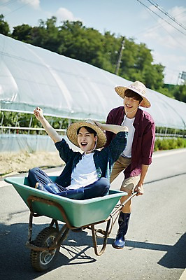 포토 JPG 주간 전신 남자 장난 사진 서기 미소 앉기 20대 성인 야외 두명 앞모습 아웃포커스 친구 수레 한국인 농촌 시골 농부 즐거움 귀농 짐수레 성인남자만 청년농부 국내포토 양주시 자연요소 직업 감정 뷰포인트 농업 관계 모션 촬영기법 표정 사람 동양인 청년 카트 경기도 남자만 성인만 파일형식