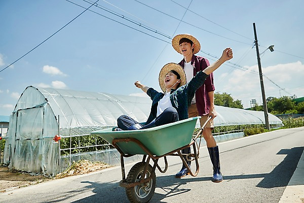 포토 JPG 주간 전신 남자 장난 사진 팔벌리기 서기 미소 앉기 20대 성인 야외 두명 옆모습 아웃포커스 친구 수레 한국인 농촌 시골 농부 즐거움 귀농 손뻗기 짐수레 성인남자만 청년농부 국내포토 양주시 자연요소 직업 감정 뷰포인트 농업 관계 모션 촬영기법 표정 사람 동양인 청년 카트 경기도 남자만 성인만 파일형식