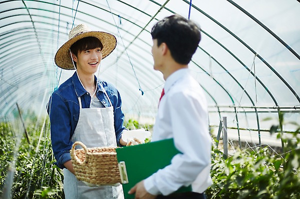포토 JPG 남자 밭 농업 사진 고추 실내 서기 미소 상반신 20대 성인 두명 앞모습 옆모습 아웃포커스 바구니 농사 한국인 농촌 시골 농부 파일 귀농 비닐하우스 밭일 서류파일 남자만 성인남자만 소상공인 청년농부 국내포토 양주시 직업 산업 뷰포인트 채소 모션 촬영기법 표정 사람 동양인 청년 내부 경제 사무용품 상인 경기도 성인만 파일형식