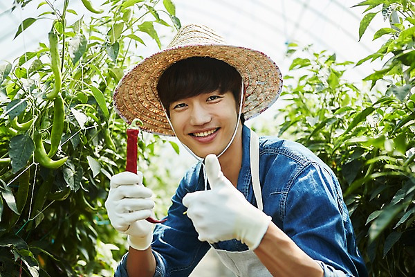 포토 JPG 남자 밭 농업 사진 고추 실내 한명 서기 미소 들기 상반신 20대 성인 옆모습 아웃포커스 농사 한국인 농촌 시골 최고 농부 귀농 비닐하우스 고추밭 밭일 남자한명만 성인남자한명만 소상공인 청년농부 국내포토 양주시 직업 1 산업 뷰포인트 채소 모션 촬영기법 표정 사람 동양인 청년 내부 경제 상인 경기도 남자만 성인남자만 파일형식