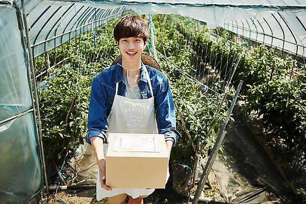 포토 JPG 남자 밭 농업 사진 실내 한명 서기 미소 들기 상반신 20대 성인 앞모습 아웃포커스 상자 농사 한국인 수확 추수 농촌 시골 농부 귀농 비닐하우스 함 고추밭 꽃상자 밭일 비누갑 남자한명만 성인남자한명만 소상공인 청년농부 국내포토 양주시 직업 1 꽃 산업 뷰포인트 모션 촬영기법 표정 사람 동양인 청년 내부 경제 위생용품 상인 경기도 남자만 성인남자만 파일형식
