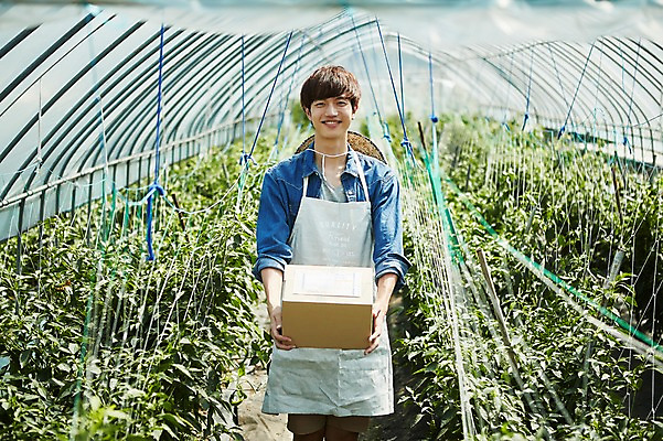포토 JPG 남자 밭 농업 사진 실내 한명 서기 미소 들기 상반신 20대 성인 앞모습 아웃포커스 상자 농사 한국인 수확 추수 농촌 시골 농부 귀농 비닐하우스 함 고추밭 꽃상자 밭일 비누갑 남자한명만 성인남자한명만 소상공인 청년농부 국내포토 양주시 직업 1 꽃 산업 뷰포인트 모션 촬영기법 표정 사람 동양인 청년 내부 경제 위생용품 상인 경기도 남자만 성인남자만 파일형식
