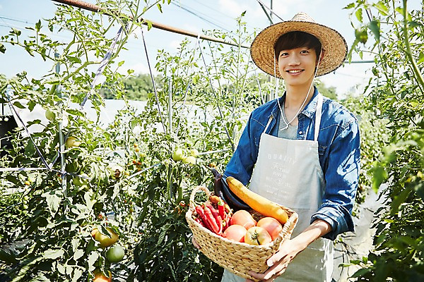 포토 JPG 남자 밭 농업 채소 실내 한명 서기 미소 들기 상반신 20대 성인 앞모습 아웃포커스 바구니 농사 한국인 수확 추수 농촌 시골 농부 귀농 비닐하우스 밭일 성인남자한명만 소상공인 청년농부 국내포토 양주시 직업 1 산업 뷰포인트 모션 촬영기법 표정 사람 동양인 청년 내부 경제 상인 경기도 남자한명만 성인남자만 파일형식