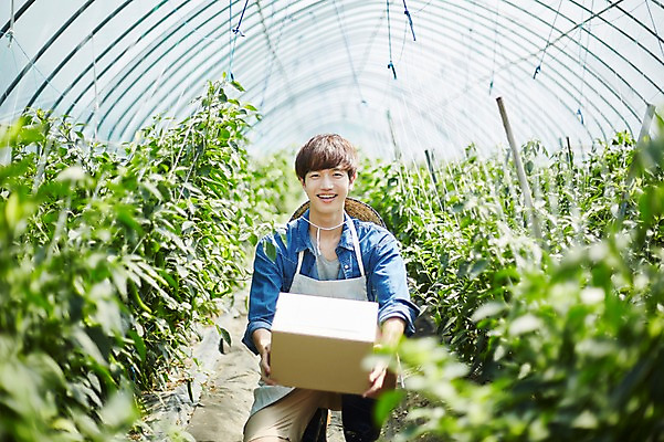 포토 JPG 남자 밭 농업 사진 실내 한명 서기 미소 들기 상반신 20대 성인 앞모습 아웃포커스 상자 농사 한국인 수확 추수 농촌 시골 농부 귀농 비닐하우스 함 꽃상자 밭일 비누갑 남자한명만 성인남자한명만 소상공인 청년농부 국내포토 양주시 직업 1 꽃 산업 뷰포인트 모션 촬영기법 표정 사람 동양인 청년 내부 경제 위생용품 상인 경기도 남자만 성인남자만 파일형식