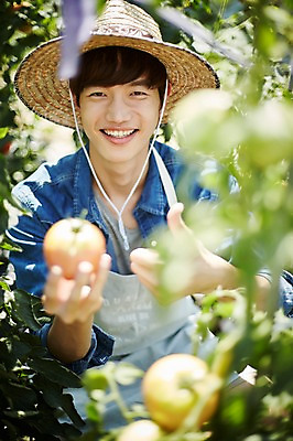 포토 JPG 남자 밭 농업 토마토 사진 실내 한명 서기 미소 들기 상반신 20대 성인 앞모습 아웃포커스 농사 한국인 수확 추수 농촌 시골 농부 귀농 비닐하우스 밭일 남자한명만 성인남자한명만 소상공인 청년농부 토마토밭 국내포토 양주시 직업 1 산업 뷰포인트 채소 모션 촬영기법 표정 사람 동양인 청년 내부 경제 상인 경기도 남자만 성인남자만 파일형식