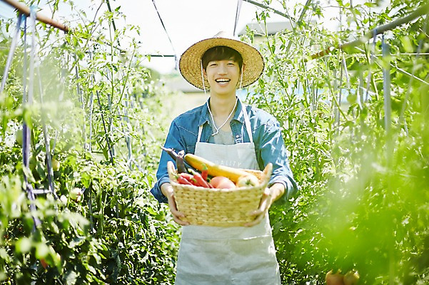 포토 JPG 남자 밭 농업 사진 실내 한명 서기 미소 들기 상반신 20대 성인 앞모습 아웃포커스 농작물 바구니 농사 한국인 수확 추수 농촌 시골 농부 귀농 비닐하우스 밭일 남자한명만 성인남자한명만 소상공인 청년농부 국내포토 양주시 직업 1 산업 뷰포인트 모션 촬영기법 표정 사람 동양인 청년 내부 경제 상인 경기도 남자만 성인남자만 파일형식