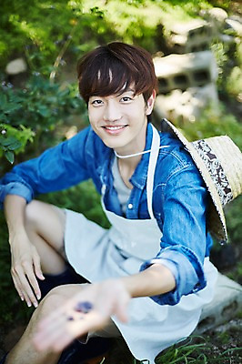 포토 JPG 주간 남자 밭 농업 사진 한명 미소 들기 앉기 상반신 20대 성인 야외 옆모습 아웃포커스 농사 한국인 농촌 시골 농부 블루베리 귀농 밭일 남자한명만 성인남자한명만 소상공인 청년농부 국내포토 양주시 자연요소 직업 1 산업 뷰포인트 과일 모션 촬영기법 표정 사람 동양인 청년 경제 상인 경기도 남자만 성인남자만 파일형식