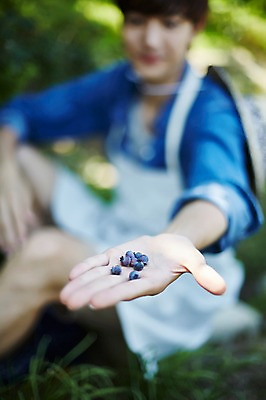 포토 JPG 주간 남자 밭 농업 사진 한명 들기 앉기 상반신 20대 성인 야외 옆모습 아웃포커스 농사 한국인 농촌 시골 농부 블루베리 귀농 밭일 남자한명만 성인남자한명만 청년농부 국내포토 양주시 자연요소 직업 1 산업 뷰포인트 과일 모션 촬영기법 사람 동양인 청년 경기도 남자만 성인남자만 파일형식