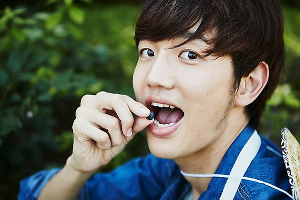 포토 JPG 주간 남자 밭 농업 사진 한명 미소 앉기 상반신 20대 성인 야외 옆모습 아웃포커스 농사 한국인 농촌 시골 농부 먹기 블루베리 귀농 밭일 남자한명만 성인남자한명만 청년농부 국내포토 양주시 자연요소 직업 1 산업 뷰포인트 과일 모션 촬영기법 표정 사람 동양인 청년 경기도 남자만 성인남자만 파일형식