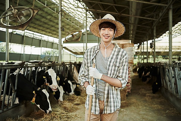 포토 JPG 주간 남자 사진 한명 서기 미소 상반신 20대 성인 야외 앞모습 아웃포커스 한국인 농촌 시골 소 건초 볏짚 농부 귀농 외양간 성인남자한명만 청년농부 국내포토 양주시 자연요소 직업 1 뷰포인트 농업 포유류 모션 촬영기법 표정 사람 동양인 청년 짚 경기도 남자한명만 성인남자만 파일형식