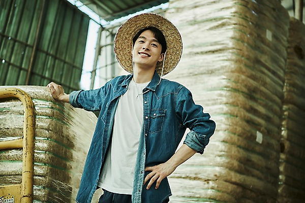 포토 JPG 주간 남자 사진 한명 서기 미소 상반신 20대 성인 야외 앞모습 아웃포커스 한국인 농촌 시골 건초더미 농부 귀농 헛간 외양간 남자한명만 성인남자한명만 청년농부 국내포토 양주시 자연요소 직업 1 뷰포인트 농업 모션 촬영기법 표정 사람 동양인 청년 건초 저장고 경기도 남자만 성인남자만 파일형식 더미