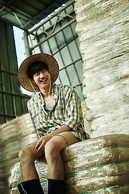 포토 JPG 주간 남자 사진 한명 미소 앉기 상반신 20대 성인 야외 앞모습 아웃포커스 한국인 농촌 시골 농부 귀농 헛간 외양간 남자한명만 성인남자한명만 청년농부 국내포토 양주시 자연요소 직업 1 뷰포인트 농업 모션 촬영기법 표정 사람 동양인 청년 저장고 경기도 남자만 성인남자만 파일형식