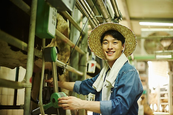 포토 JPG 주간 남자 사진 한명 서기 미소 상반신 20대 성인 야외 옆모습 아웃포커스 한국인 농촌 시골 소 농부 귀농 외양간 성인남자한명만 착유 청년농부 국내포토 양주시 자연요소 직업 1 뷰포인트 농업 포유류 모션 촬영기법 표정 사람 동양인 청년 경기도 남자한명만 성인남자만 파일형식