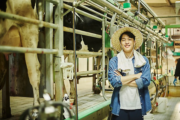 포토 JPG 주간 남자 사진 한명 서기 미소 상반신 20대 성인 야외 앞모습 아웃포커스 팔짱 한국인 농촌 시골 소 농부 귀농 외양간 성인남자한명만 착유 청년농부 국내포토 양주시 자연요소 직업 1 뷰포인트 농업 포유류 모션 촬영기법 표정 사람 동양인 청년 경기도 남자한명만 성인남자만 파일형식