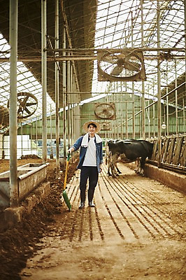 포토 JPG 주간 전신 남자 사진 한명 서기 들기 20대 성인 야외 앞모습 아웃포커스 한국인 농촌 시골 소 농부 청소 삽 정리 귀농 외양간 소우리 성인남자한명만 청년농부 국내포토 양주시 자연요소 직업 1 뷰포인트 농업 포유류 모션 촬영기법 사람 동양인 청년 경기도 남자한명만 성인남자만 파일형식