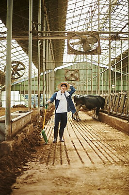 포토 JPG 주간 전신 남자 사진 한명 서기 들기 20대 성인 야외 앞모습 아웃포커스 한국인 농촌 시골 소 농부 청소 삽 정리 귀농 외양간 소우리 성인남자한명만 청년농부 국내포토 양주시 자연요소 직업 1 뷰포인트 농업 포유류 모션 촬영기법 사람 동양인 청년 경기도 남자한명만 성인남자만 파일형식