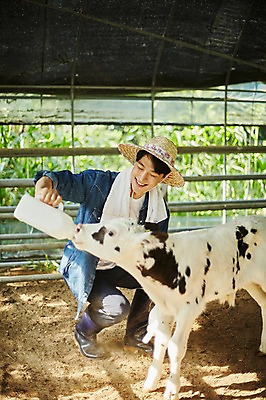 포토 JPG 주간 전신 남자 사진 한명 미소 앉기 20대 성인 야외 앞모습 아웃포커스 한국인 우유 농촌 시골 농부 귀농 종아리 젖 흰우유 헛간 송아지 외양간 남자한명만 성인남자한명만 청년농부 국내포토 양주시 자연요소 직업 1 새끼 뷰포인트 농업 모션 유제품 촬영기법 표정 사람 동양인 청년 신체부위 소 저장고 경기도 남자만 성인남자만 파일형식