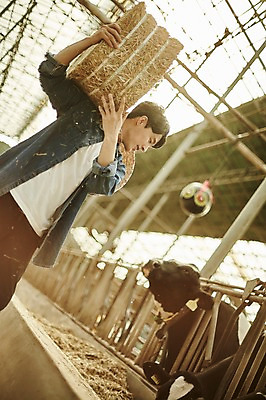 포토 JPG 주간 남자 사진 한명 서기 미소 상반신 20대 성인 야외 앞모습 아웃포커스 한국인 농촌 시골 소 건초더미 농부 귀농 외양간 성인남자한명만 청년농부 국내포토 양주시 자연요소 직업 1 뷰포인트 농업 포유류 모션 촬영기법 표정 사람 동양인 청년 건초 경기도 남자한명만 성인남자만 파일형식 더미