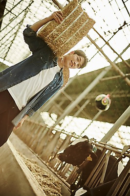 포토 JPG 주간 남자 사진 한명 서기 미소 들기 상반신 20대 성인 야외 앞모습 아웃포커스 한국인 농촌 시골 소 건초더미 농부 귀농 외양간 성인남자한명만 청년농부 국내포토 양주시 자연요소 직업 1 뷰포인트 농업 포유류 모션 촬영기법 표정 사람 동양인 청년 건초 경기도 남자한명만 성인남자만 파일형식 더미