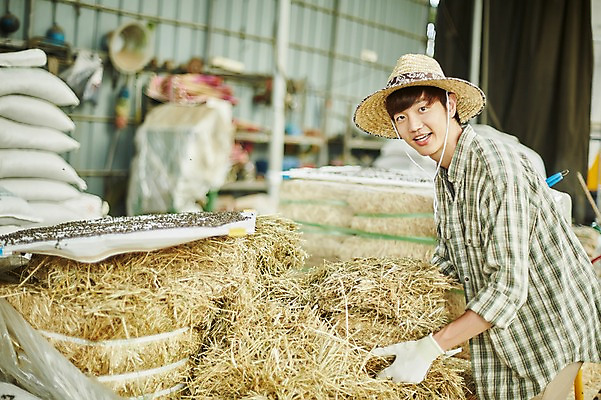 포토 JPG 주간 남자 사진 한명 서기 미소 상반신 20대 성인 야외 옆모습 아웃포커스 한국인 농촌 시골 건초더미 농부 귀농 헛간 외양간 남자한명만 성인남자한명만 청년농부 국내포토 양주시 자연요소 직업 1 뷰포인트 농업 모션 촬영기법 표정 사람 동양인 청년 건초 저장고 경기도 남자만 성인남자만 파일형식 더미