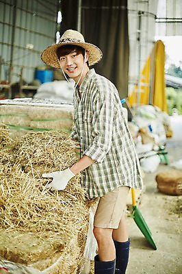 포토 JPG 주간 남자 사진 한명 서기 미소 상반신 20대 성인 야외 옆모습 아웃포커스 한국인 농촌 시골 건초더미 농부 귀농 헛간 외양간 남자한명만 성인남자한명만 청년농부 국내포토 양주시 자연요소 직업 1 뷰포인트 농업 모션 촬영기법 표정 사람 동양인 청년 건초 저장고 경기도 남자만 성인남자만 파일형식 더미