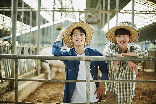 포토 JPG 주간 남자 사진 난간 서기 미소 상반신 20대 성인 야외 두명 앞모습 아웃포커스 친구 기댐 한국인 농촌 시골 소 농부 귀농 외양간 성인남자만 청년농부 국내포토 양주시 자연요소 직업 뷰포인트 농업 포유류 관계 모션 촬영기법 표정 사람 동양인 청년 경기도 남자만 성인만 파일형식