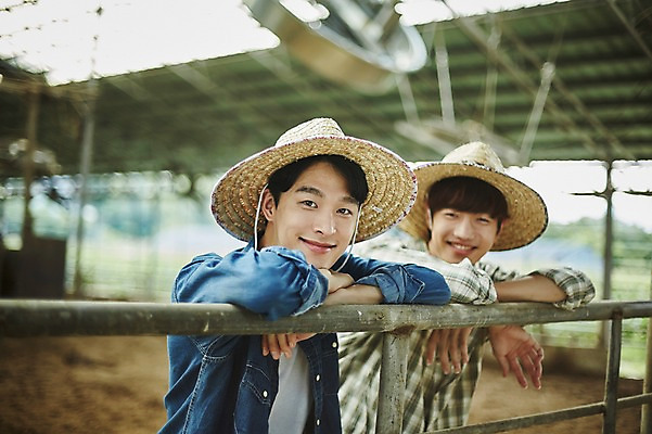 포토 JPG 주간 남자 사진 난간 서기 미소 상반신 20대 성인 야외 두명 옆모습 아웃포커스 친구 기댐 한국인 농촌 시골 농부 귀농 헛간 외양간 성인남자만 청년농부 국내포토 양주시 자연요소 직업 뷰포인트 농업 관계 모션 촬영기법 표정 사람 동양인 청년 저장고 경기도 남자만 성인만 파일형식