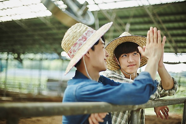 포토 JPG 주간 남자 사진 난간 서기 상반신 20대 성인 야외 두명 옆모습 아웃포커스 친구 기댐 한국인 농촌 시골 농부 귀농 하이파이브 헛간 외양간 손맞댄 성인남자만 청년농부 국내포토 양주시 자연요소 직업 뷰포인트 농업 관계 모션 촬영기법 사람 동양인 손짓 청년 저장고 경기도 남자만 성인만 파일형식