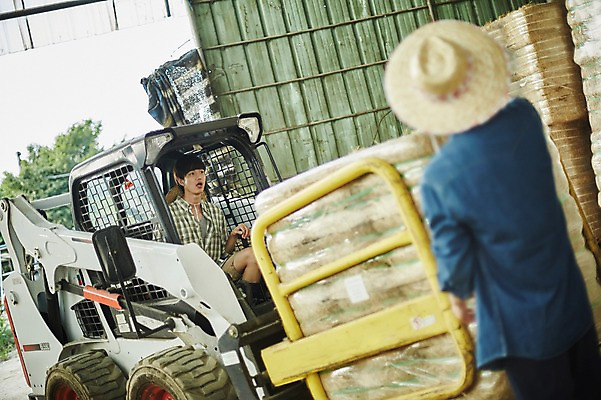 포토 JPG 주간 남자 사진 서기 앉기 상반신 20대 성인 야외 두명 앞모습 뒷모습 아웃포커스 친구 한국인 농촌 시골 건초더미 농부 귀농 지게차 헛간 외양간 성인남자만 청년농부 국내포토 양주시 자연요소 직업 뷰포인트 농업 관계 모션 촬영기법 사람 동양인 청년 중장비 건초 저장고 경기도 남자만 성인만 파일형식 더미