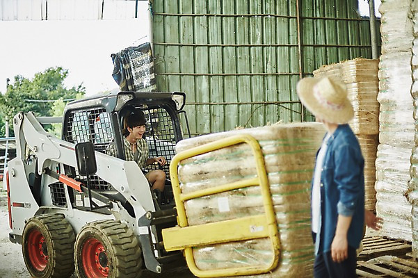 포토 JPG 주간 남자 사진 서기 미소 앉기 상반신 20대 성인 야외 두명 앞모습 옆모습 아웃포커스 친구 한국인 농촌 시골 건초더미 농부 귀농 지게차 헛간 외양간 성인남자만 청년농부 국내포토 양주시 자연요소 직업 뷰포인트 농업 관계 모션 촬영기법 표정 사람 동양인 청년 중장비 건초 저장고 경기도 남자만 성인만 파일형식 더미