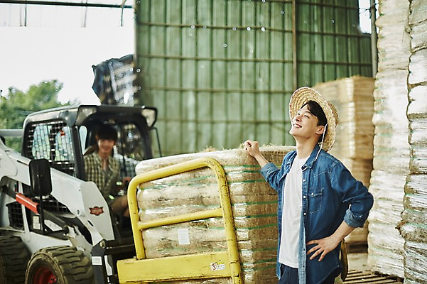 포토 JPG 주간 남자 사진 서기 미소 앉기 상반신 20대 성인 야외 두명 앞모습 옆모습 아웃포커스 친구 한국인 농촌 시골 건초더미 농부 귀농 지게차 헛간 외양간 성인남자만 청년농부 국내포토 양주시 자연요소 직업 뷰포인트 농업 관계 모션 촬영기법 표정 사람 동양인 청년 중장비 건초 저장고 경기도 남자만 성인만 파일형식 더미