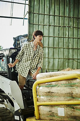 포토 JPG 주간 남자 사진 한명 서기 상반신 20대 성인 야외 앞모습 아웃포커스 한국인 농촌 시골 건초더미 농부 귀농 지게차 헛간 외양간 남자한명만 성인남자한명만 청년농부 국내포토 양주시 자연요소 직업 1 뷰포인트 농업 모션 촬영기법 사람 동양인 청년 중장비 건초 저장고 경기도 남자만 성인남자만 파일형식 더미