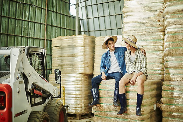 포토 JPG 주간 전신 남자 사진 어깨동무 미소 앉기 20대 성인 야외 두명 앞모습 아웃포커스 친구 한국인 농촌 시골 건초더미 농부 귀농 지게차 헛간 외양간 성인남자만 청년농부 국내포토 양주시 자연요소 직업 뷰포인트 포즈 농업 관계 모션 촬영기법 표정 사람 동양인 청년 중장비 건초 저장고 경기도 남자만 성인만 파일형식 더미