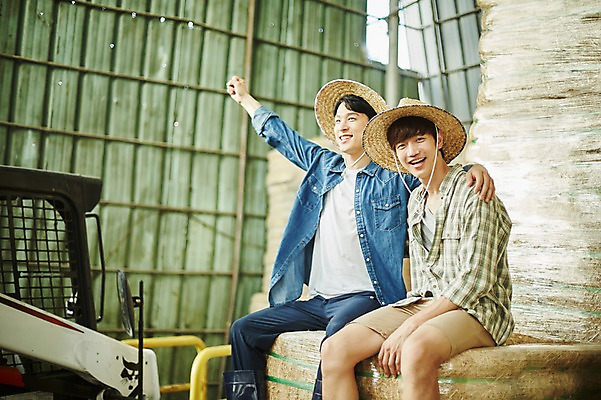 포토 JPG 주간 남자 사진 어깨동무 미소 앉기 상반신 20대 성인 야외 두명 옆모습 아웃포커스 친구 손들기 한국인 농촌 시골 건초더미 농부 귀농 지게차 헛간 외양간 성인남자만 청년농부 국내포토 양주시 자연요소 직업 뷰포인트 포즈 농업 관계 모션 촬영기법 표정 사람 동양인 청년 중장비 건초 저장고 경기도 남자만 성인만 파일형식 더미